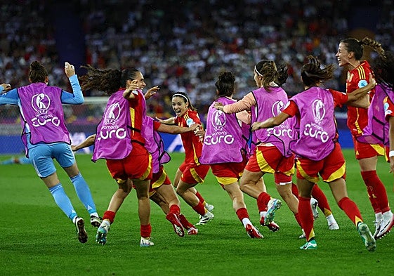 Las jugadoras de España celebran el gol de Aitana Bonmatí que derribó el muro alemán.