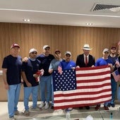 Los estadounidenses liberados tras el intercambio, entre ellos Dahud-Hanid Ortiz, posan con la bandera de EE UU.