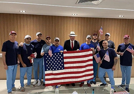Los estadounidenses liberados tras el intercambio, entre ellos Dahud-Hanid Ortiz, posan con la bandera de EE UU.