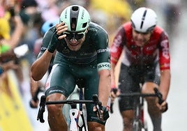 Milan repite victoria bajo la lluvia en el Tour