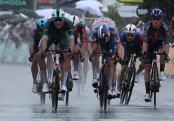 Jonathan Milan se impone al sprint en la decimoséptima etapa del Tour de Francia.