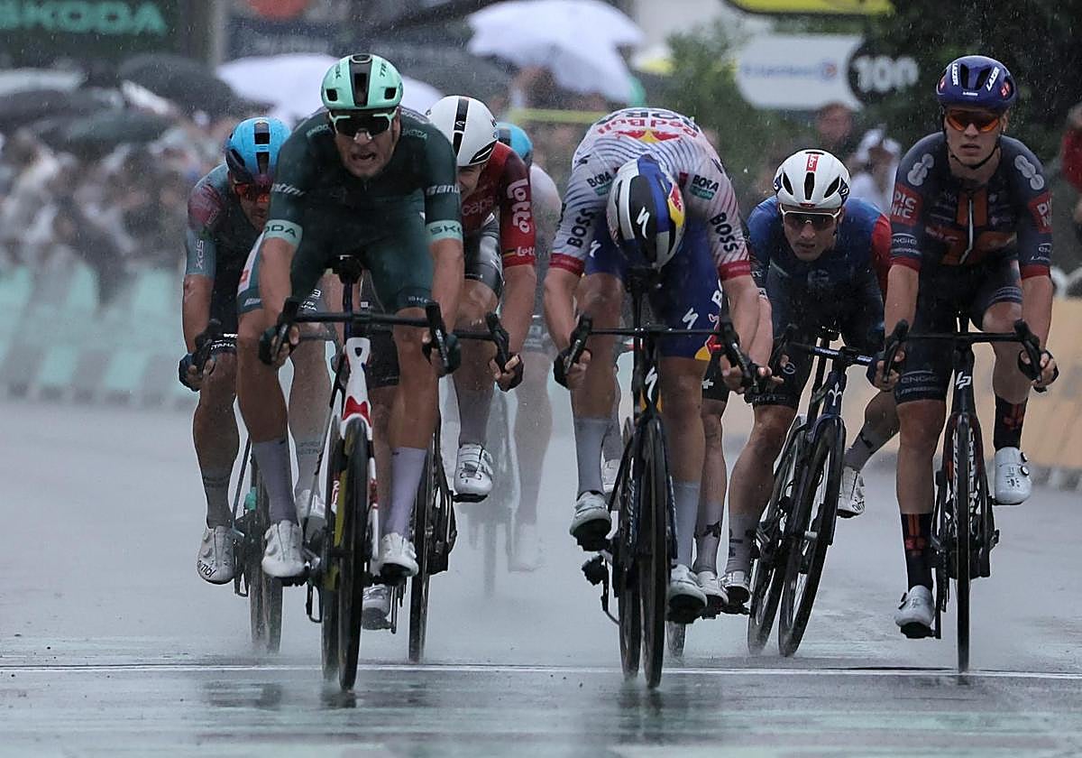 Jonathan Milan se impone al sprint en la decimoséptima etapa del Tour de Francia.