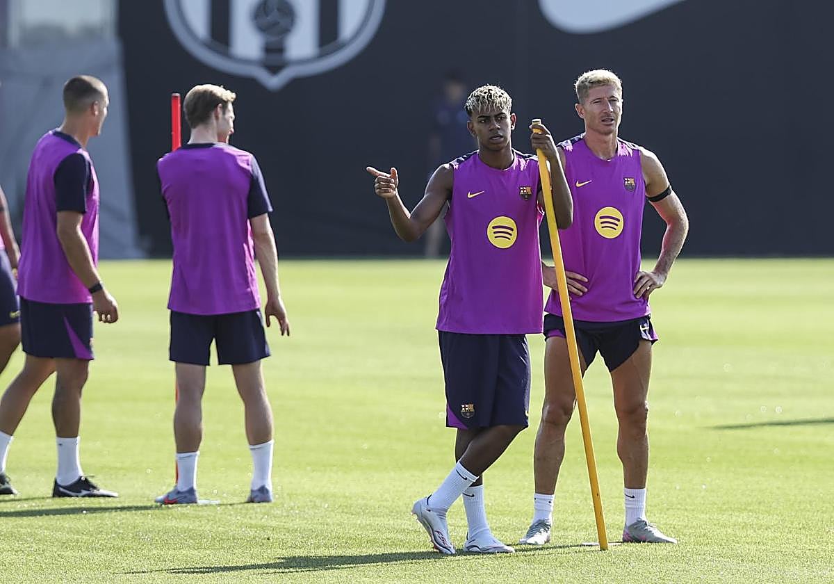 Los jugadores del Barcelona, con Lamine Yamal y Robert Lewandowski en primer plano, durante un entrenamiento.