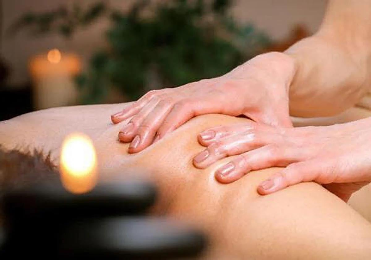 Una mujer recibe un masaje en una imagen de archivo.
