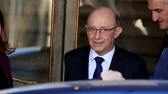 El juez no ve delito en que Montoro accediera a información confidencial sobre sus rivales