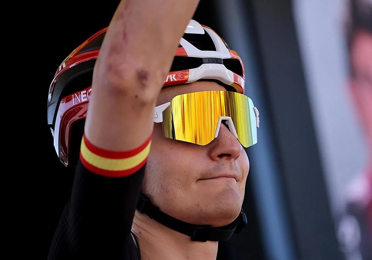 Carlos Rodríguez saluda antes de una etapa anterior en el Tour de Francia.