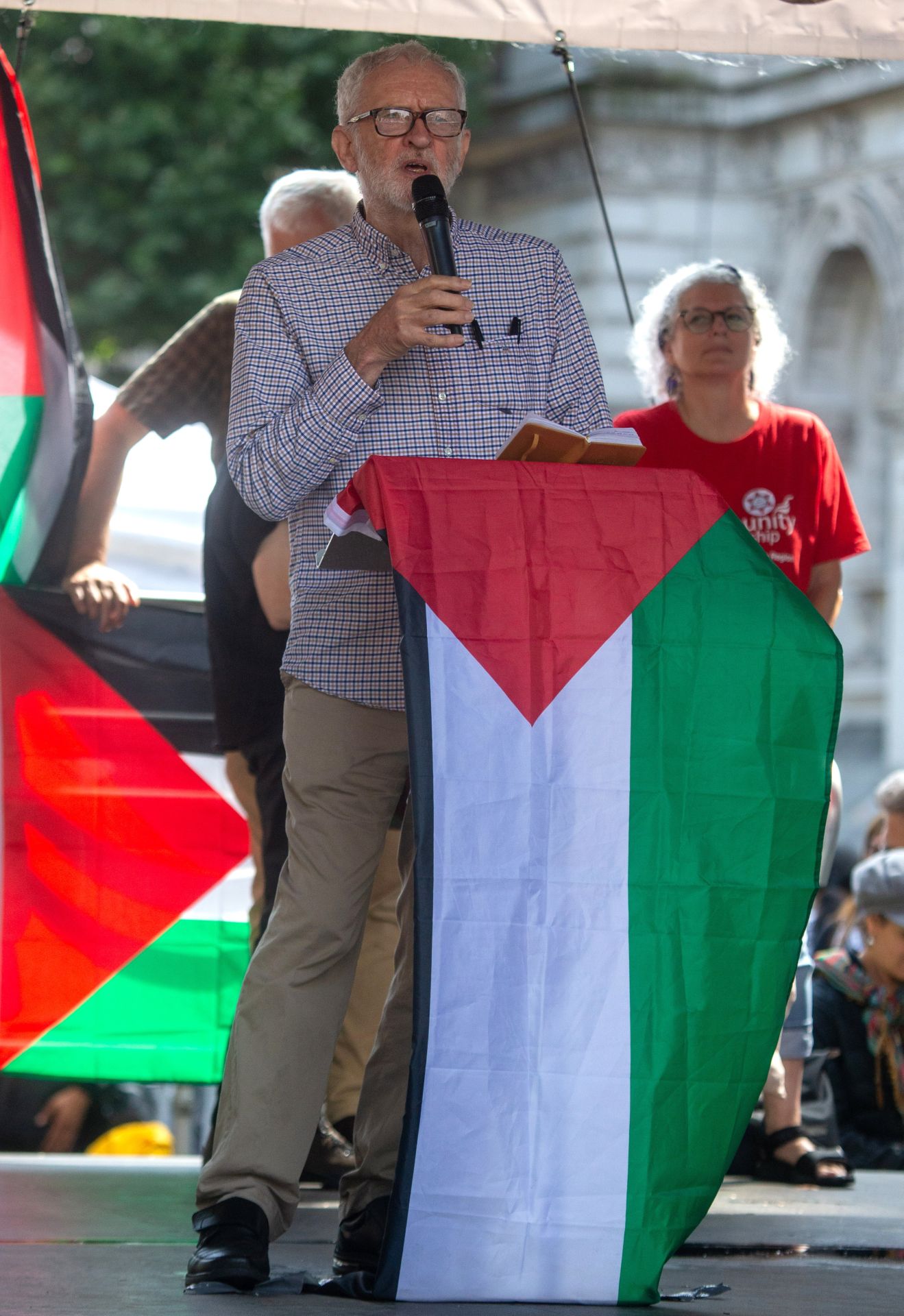 Corbyn posa con la bandera palestina.