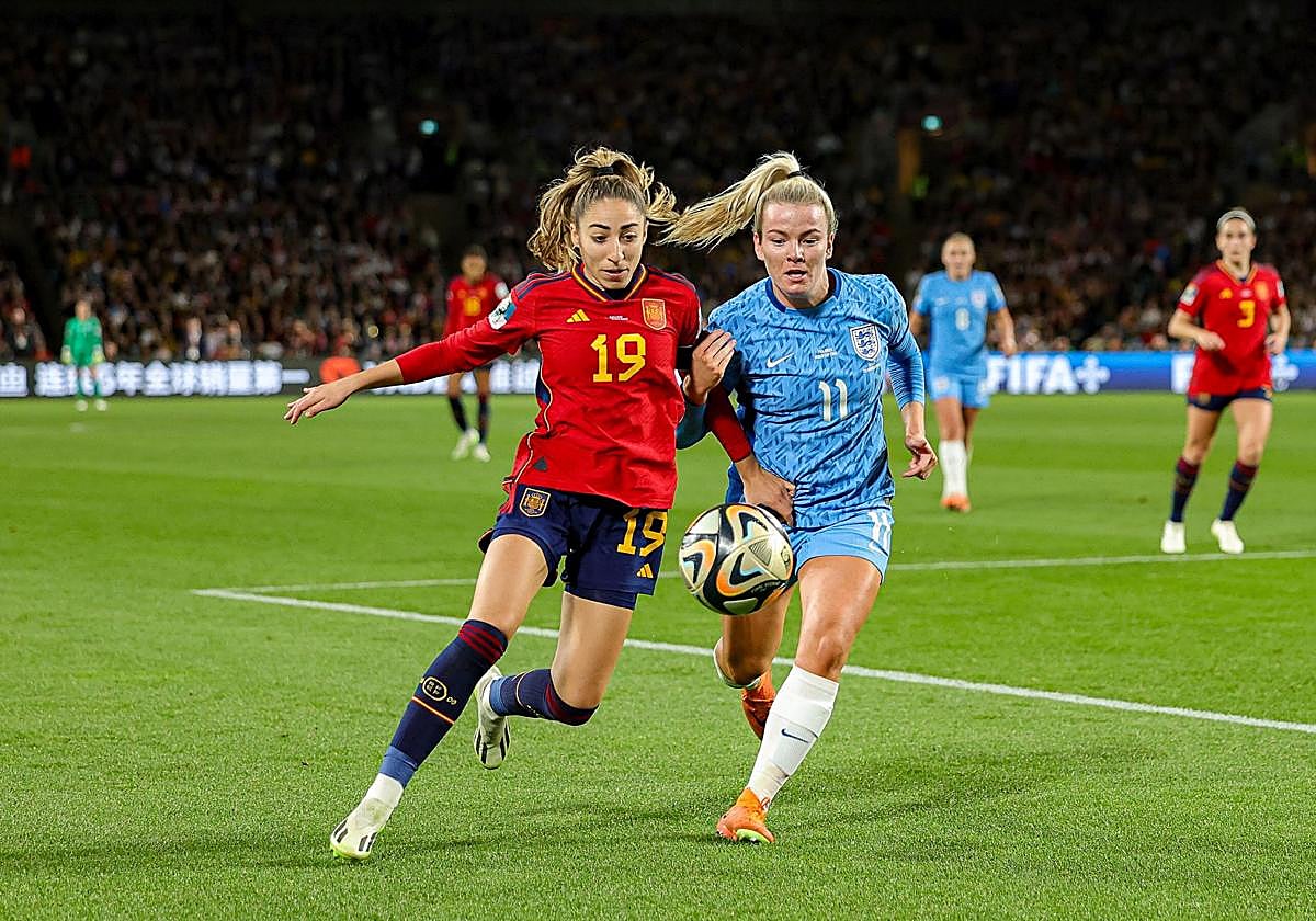 Olga Carmona y Lauren Hemp disputan un balón durante la final del Mundial de 2023 que midió a España con Inglaterra.