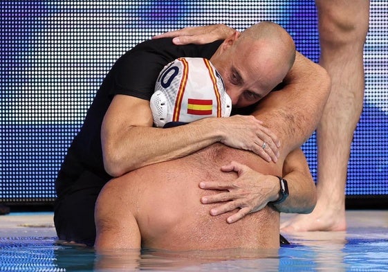 Felipe Perrone y el seleccionador David Martín se funden en un emotivo abrazo al término de la final entre España y Hungría.