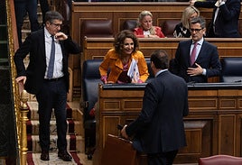 La vicepresidenta Montero habla con el ministro Puente en presencia de Patxi López.