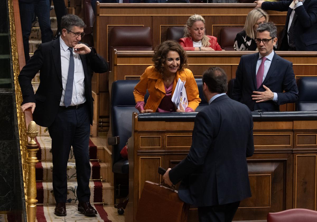 La vicepresidenta Montero habla con el ministro Puente en presencia de Patxi López.