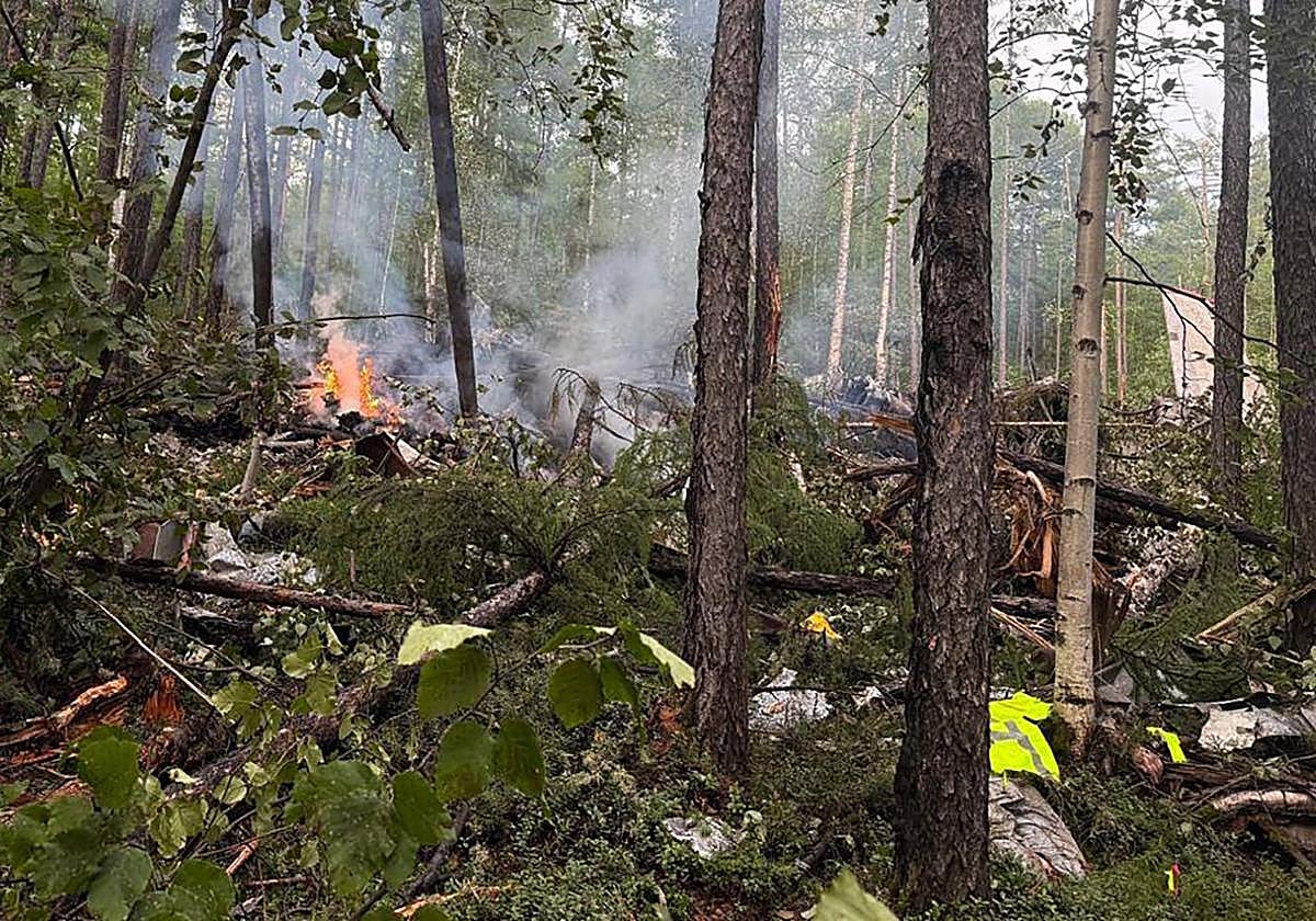 Los restos del fuselaje del avión de pasajeros Antonov AN-24 en el lugar donde colisionó a las afueras de la ciudad siberiana de Tynda.