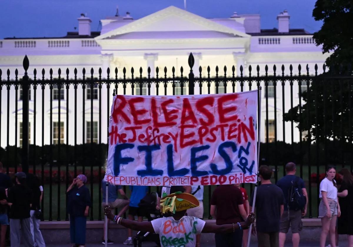 Protesta delante de la Casa Blanca para exigir la difusión de los archivos del caso.
