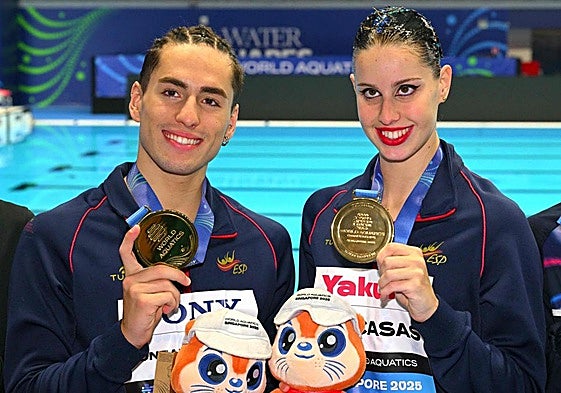 Dennis González e Iris Tió, con el oro.