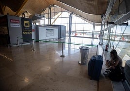 Zona balizada en la Terminal 4 del aeropuerto Adolfo Suárez Madrid-Barajas.