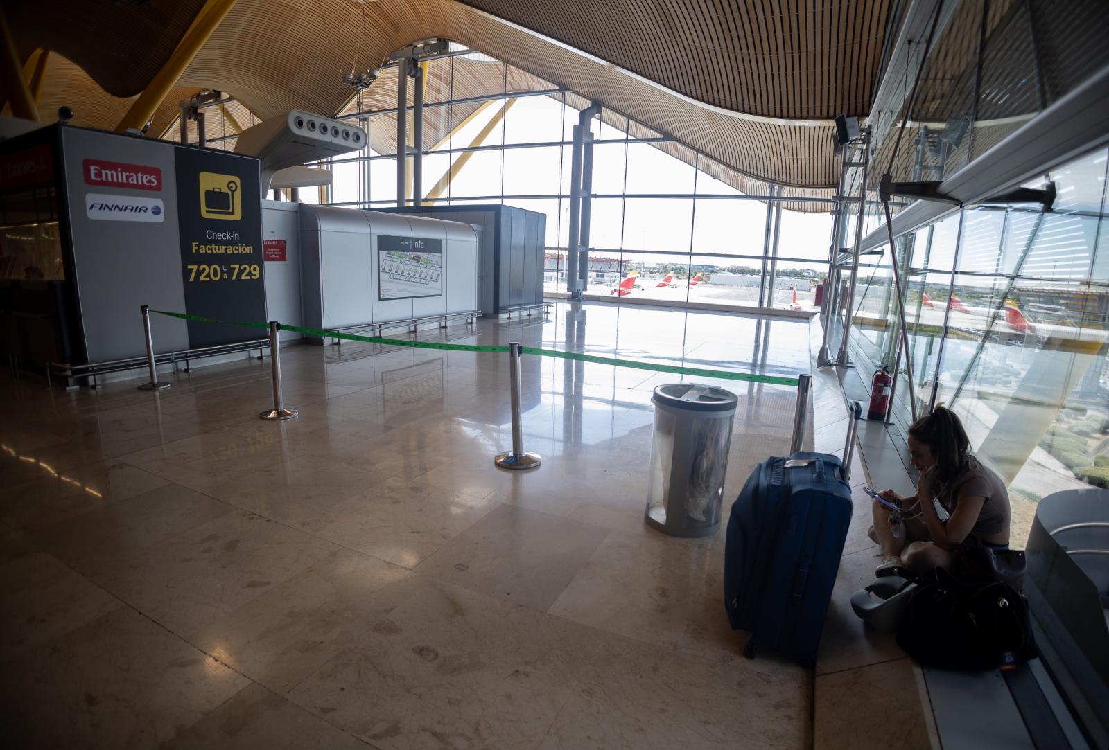 Zona balizada en la Terminal 4 del aeropuerto Adolfo Suárez Madrid-Barajas.