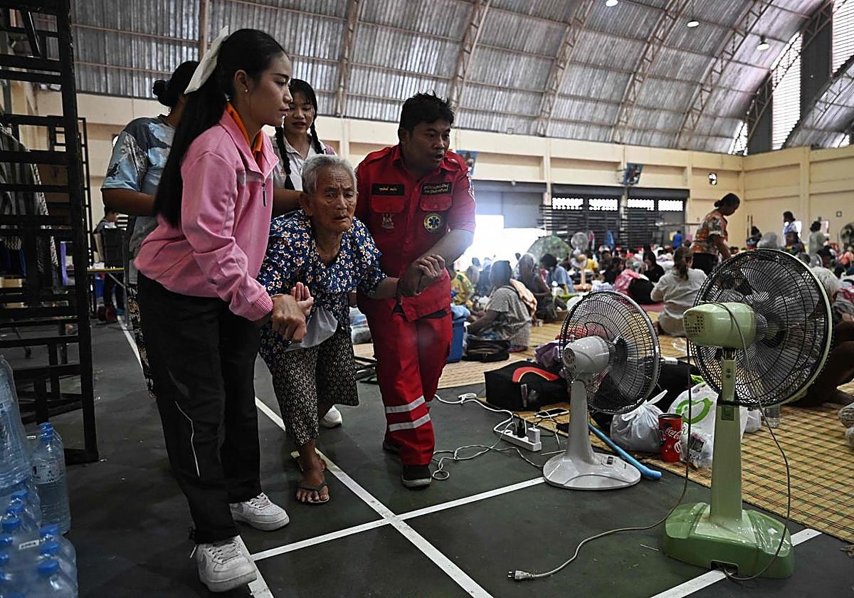 Un anciano recibe asistencia en un gimnasio de la provincia fronteriza tailandesa de Surin que acoge a desplazados.