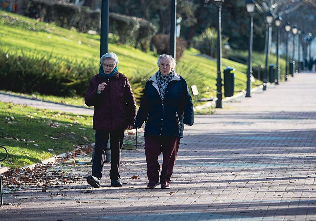 Dos mujeres jubiladas caminan por la ciudad.