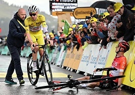 Arensman, agotado en el suelo tras imponerse en La Plagne, contempla la llegada del líder, Pogacar.