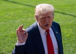 Donald Trump comparece antes los periodistas antes de partir a Escocia.