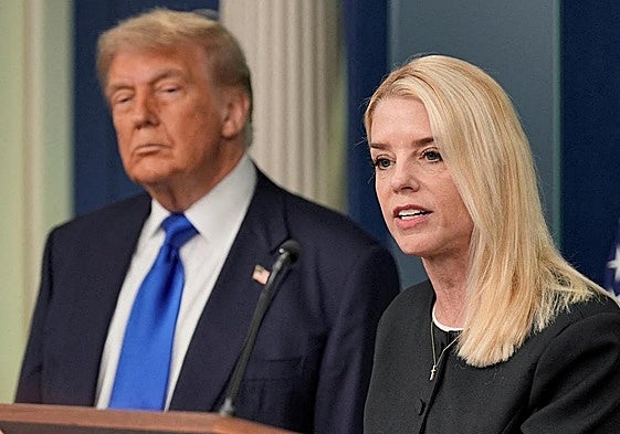 Donald Trump y la fiscal general, Pam Bondi, en una rueda de prensa en la Casa Blanca.