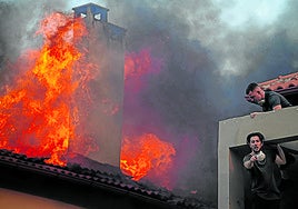 El fuego alcanzó varias casas en la localidad de Kryoneri.