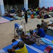 Evacuados en un centro de acogida tailandés.