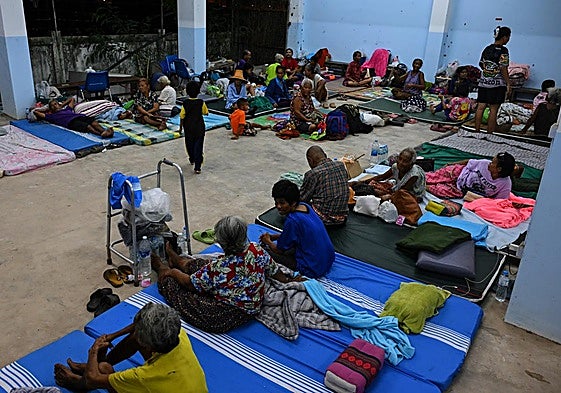 Evacuados en un centro de acogida tailandés.