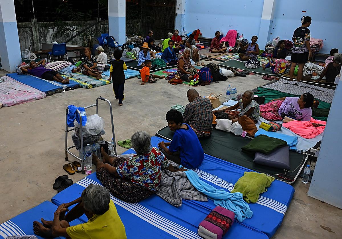 Evacuados en un centro de acogida tailandés.