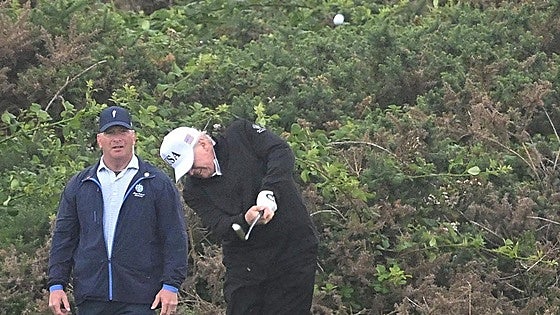 Trump ya juega al golf en Escocia