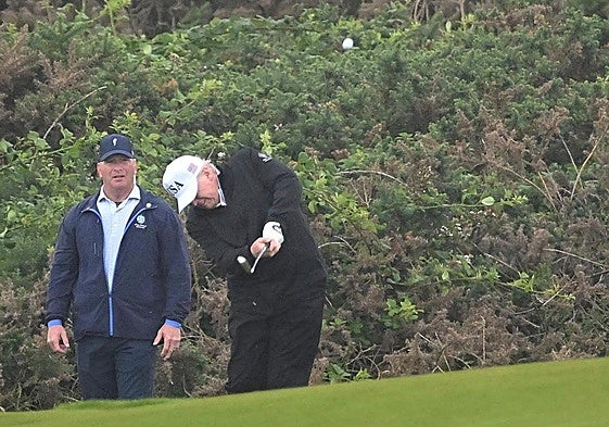 Trump golpea la bola en el campo de Turnberry.