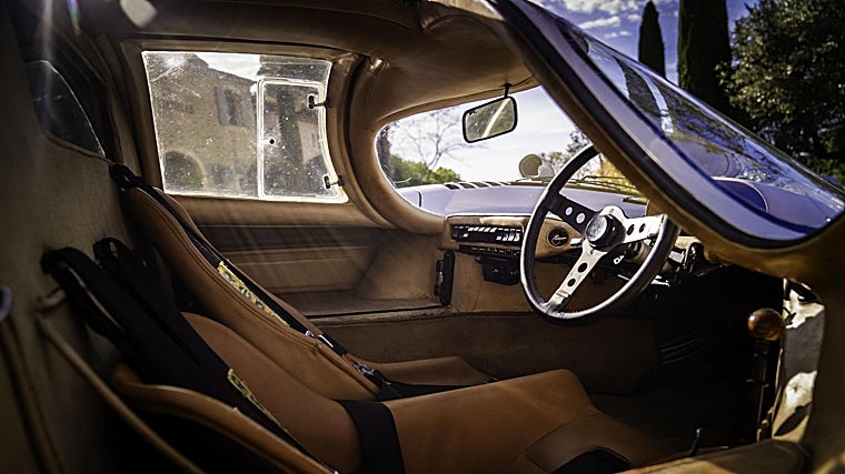 El interior del 917 de Rossi, mínimo confort y el «lujo» de los asientos tapizados en cuero de Hermès