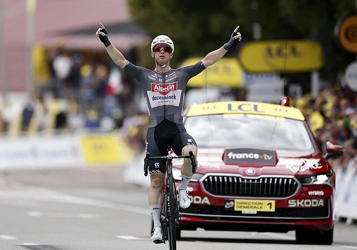 Groves se exhibe el día previo a la nueva entronización de Pogacar