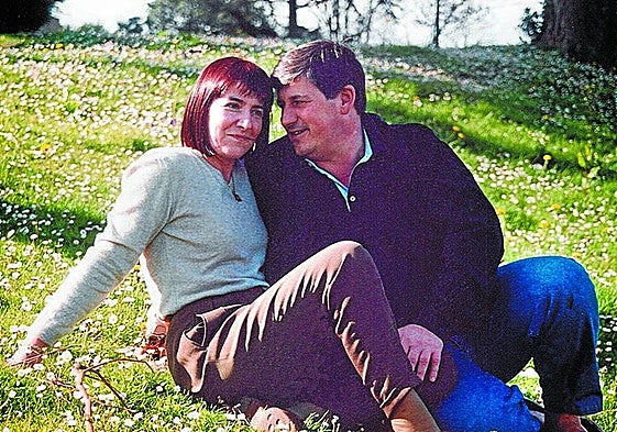 Juan Mari Jáuregui y su viuda, Maixabel Lasa, fueron pareja desde muy jóvenes. En la imagen una foto personal de su álbum de familia