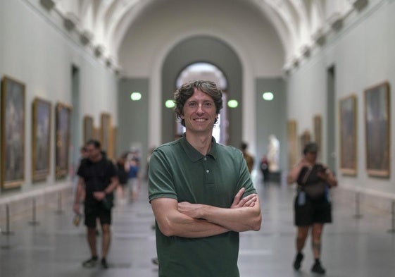 Javier Sáinz de los Terreros posa en una de las salas de El Prado