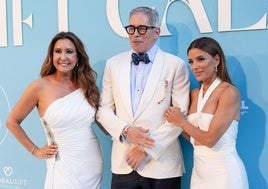 Las anfitrionas María Bravo y Eva Longoria, junto al presentador y escritor Boris Izaguirre, a su llegada a la Gala Global Gift.