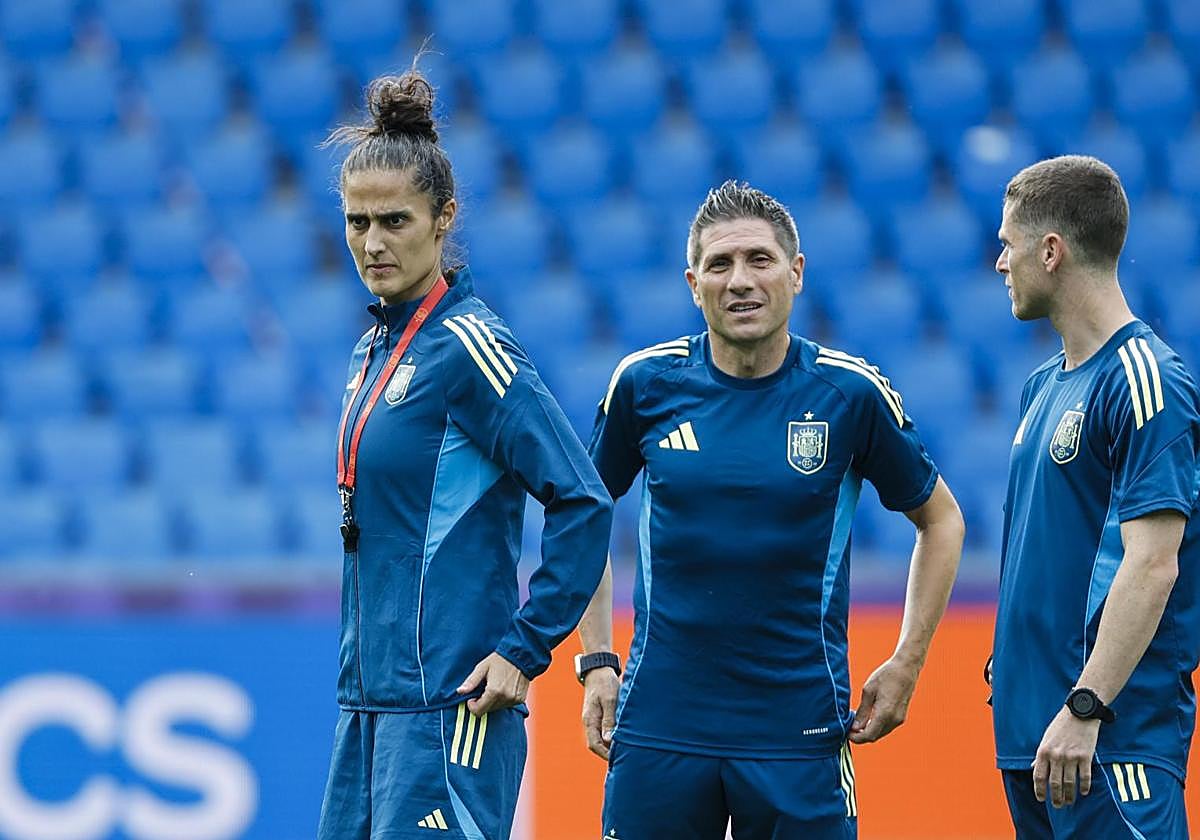 Montse Tomé, escrutando el escenario de la final junto a su cuerpo técnico.