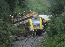 Estado en el que ha quedado el tren de pasajeros tras el descarrilamiento.