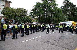 Despliegue policial en Epping para evitar disturbios durante una manifestación ante un centro de inmigrantes.