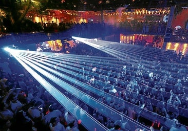 Las discotecas ibicencas, famosas en todo el mundo por sus fiestas, reúnen a miles de turistas cada noche.