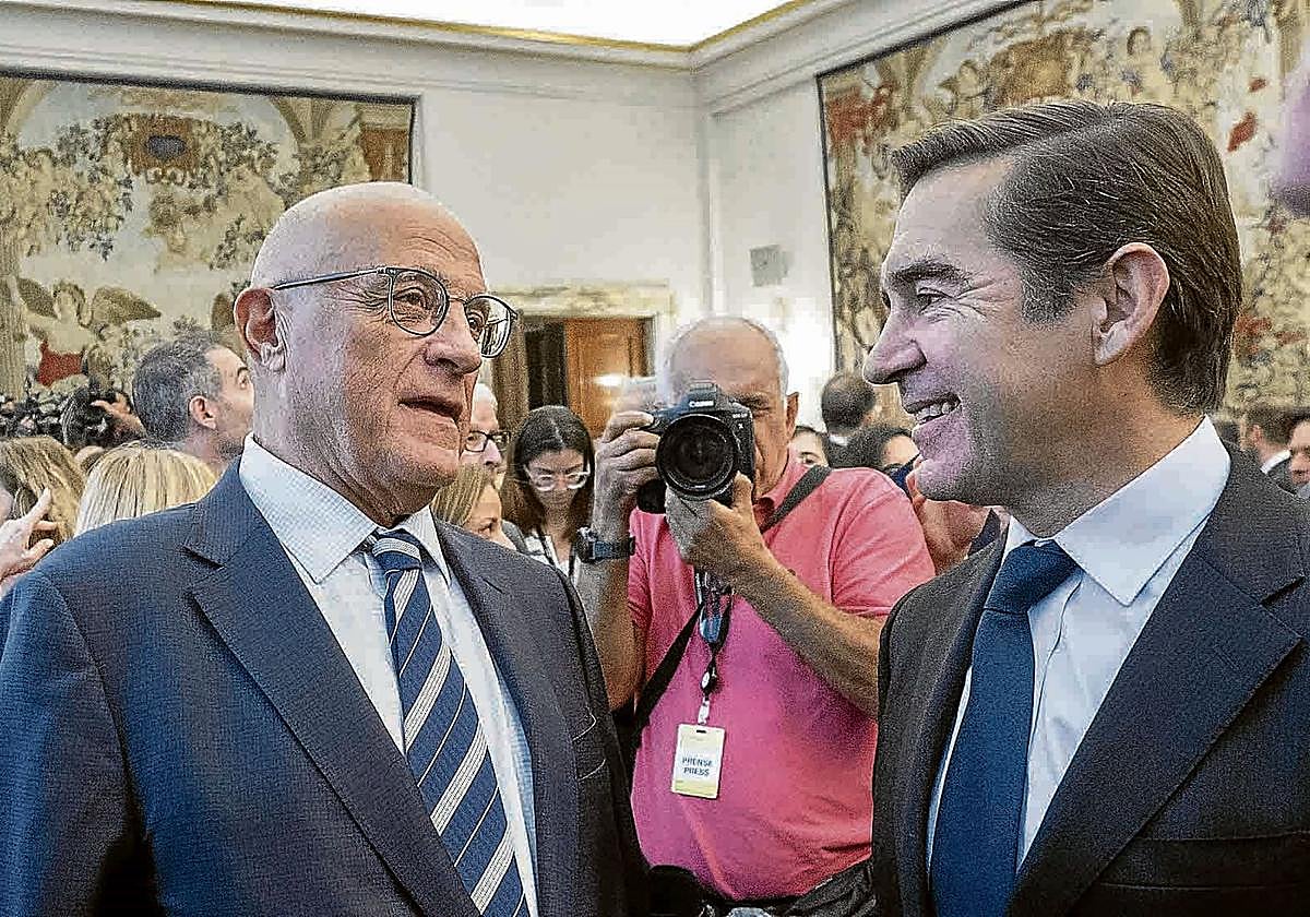 El presidente de BBVA, Carlos Torres, junto al presidente de Banco Sabadell, Josep Oliu.