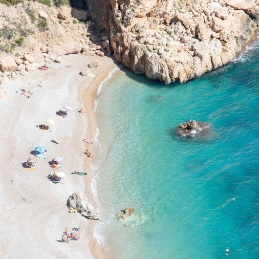 Está en Francia, pero parece el paraíso: la ciudad bretona junto al Mont Saint-Michel con playas idílicas y piscinas naturales