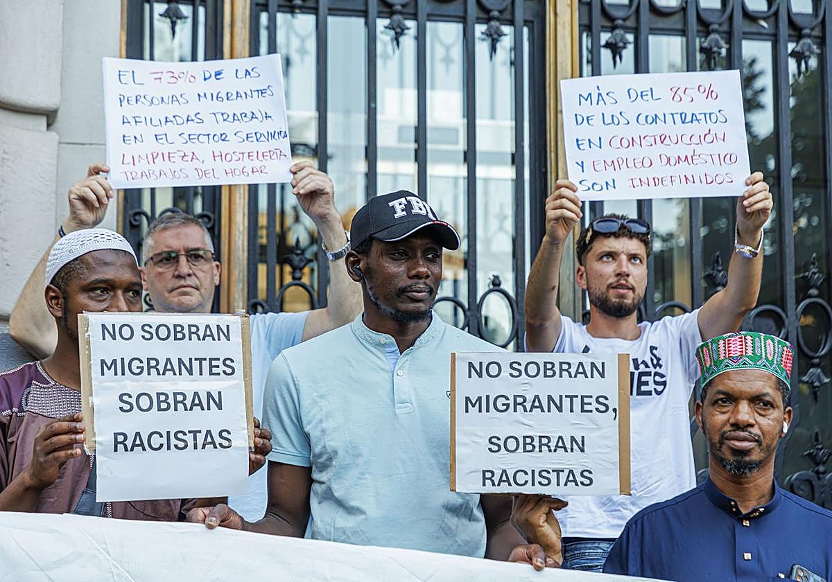 Inmigrantes se manifiestan contra los disturbios de hace dos semanas en la localidad murciana de Torre Pacheco.