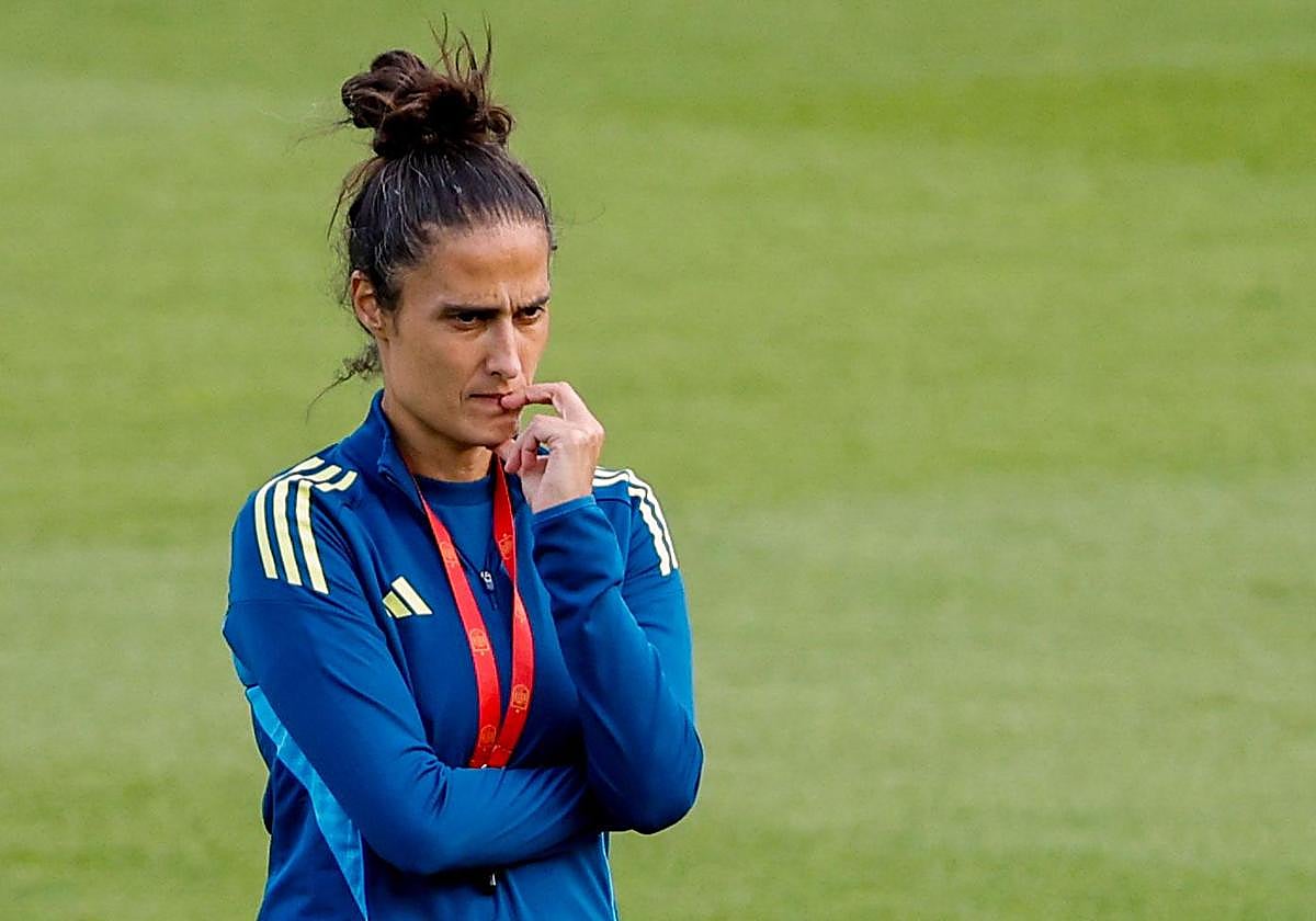 Montse Tomé, supervisando un entrenamiento de la selección española.