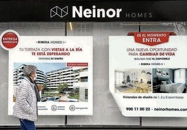Un escaparate con anuncios de la inmobiliaria Neinor.