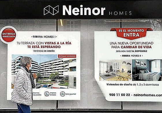 Un escaparate con anuncios de la inmobiliaria Neinor.