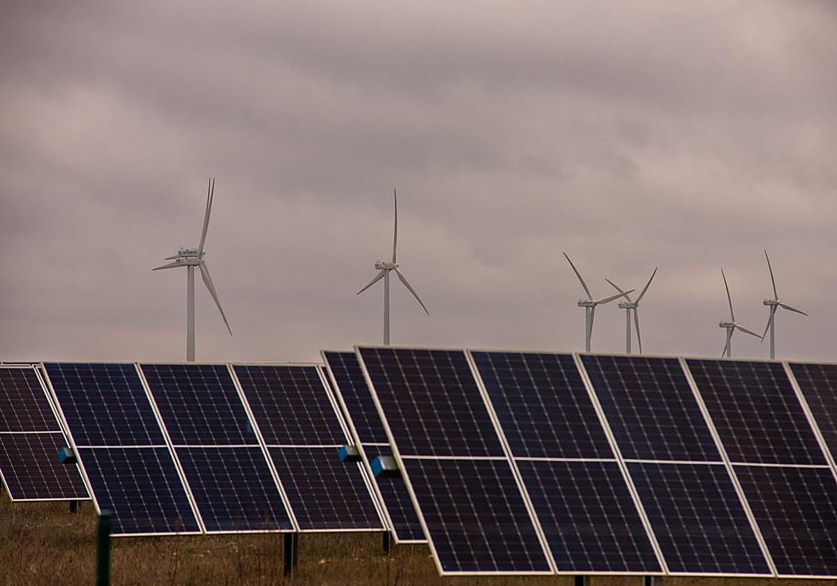 Parque de paneles solares y molinos eólicos en Guadalajara.