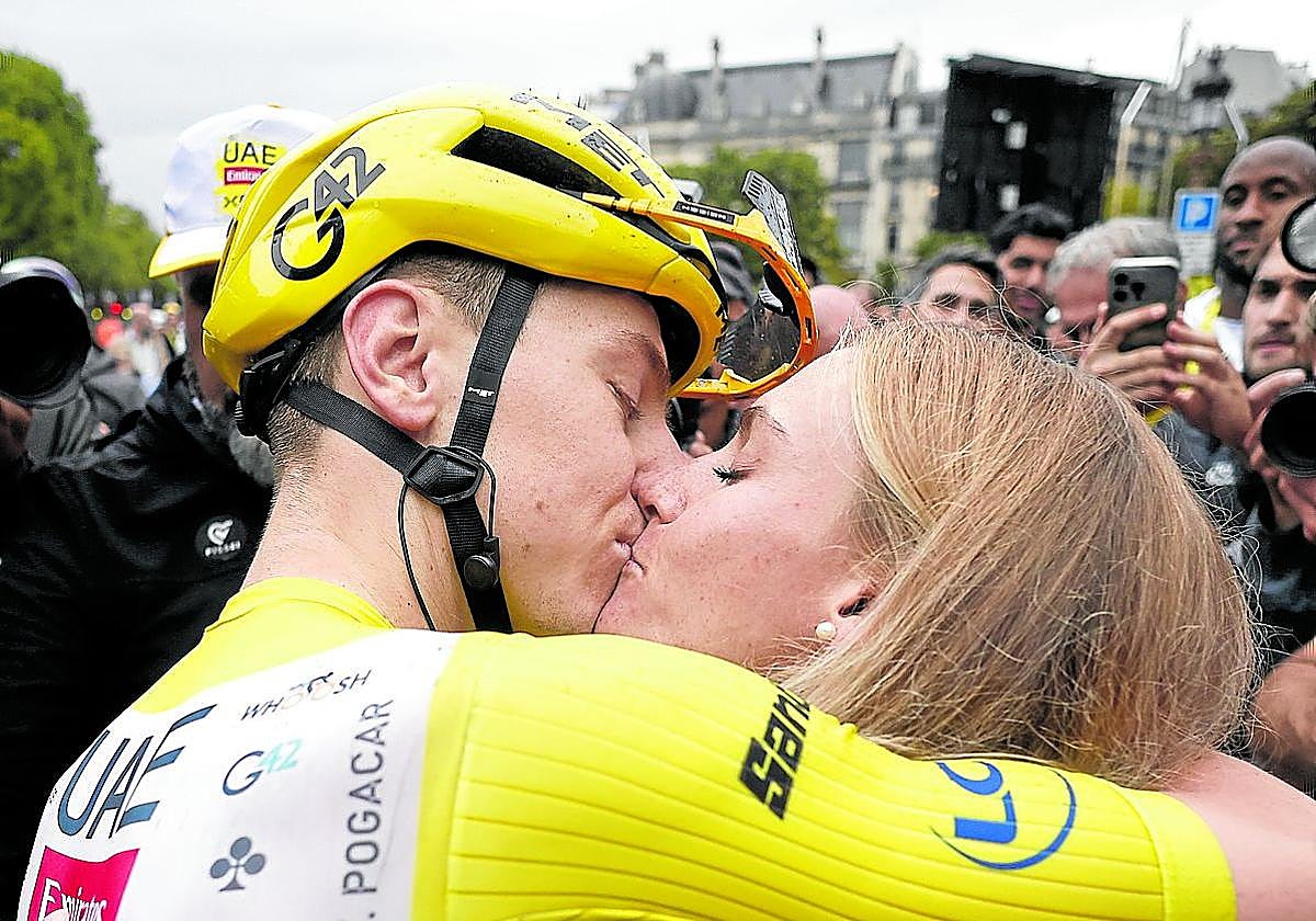 Tadej Pogacar besa a su novia, Urska, tras ganar su cuarto Tour.