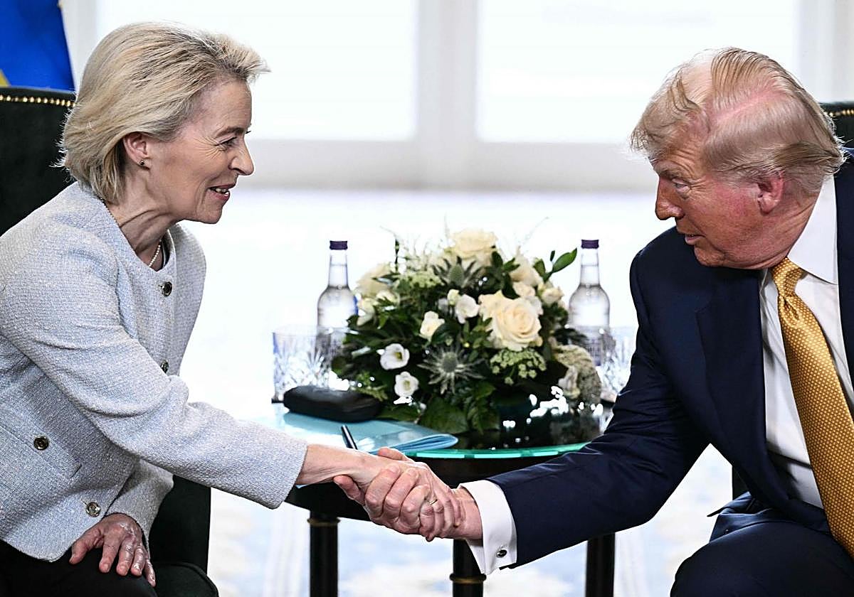 La presidenta de la Comisión Europea, Ursula von der Leyen y Donald Trump este domingo.