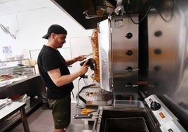 Hassan corta carne para uno de los durums que lleva diez años sirviendo en Torre Pacheco.